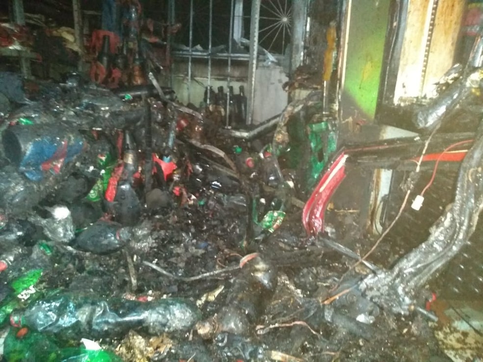 Incêndio destruiu todo o estoque do depósito de bebidas no Benedito Bentes, em Maceió — Foto: Carolina Sanches/TV Gazeta
