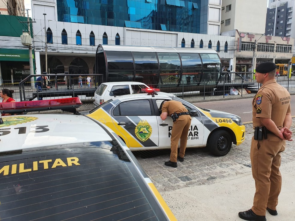 Estação-tubo Alferes Poli foi fechada por cerca de 20 minutos, após duas pessoas serem baleadas, nesta segunda-feira (27) — Foto: Wilson Kirsche/RPC