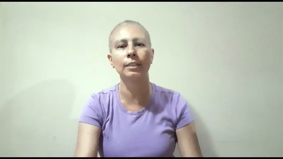 Renata Caetano, de 39 anos, está com câncer de mama e reclama de atraso nos procedimentos — Foto: Reprodução/TV Globo