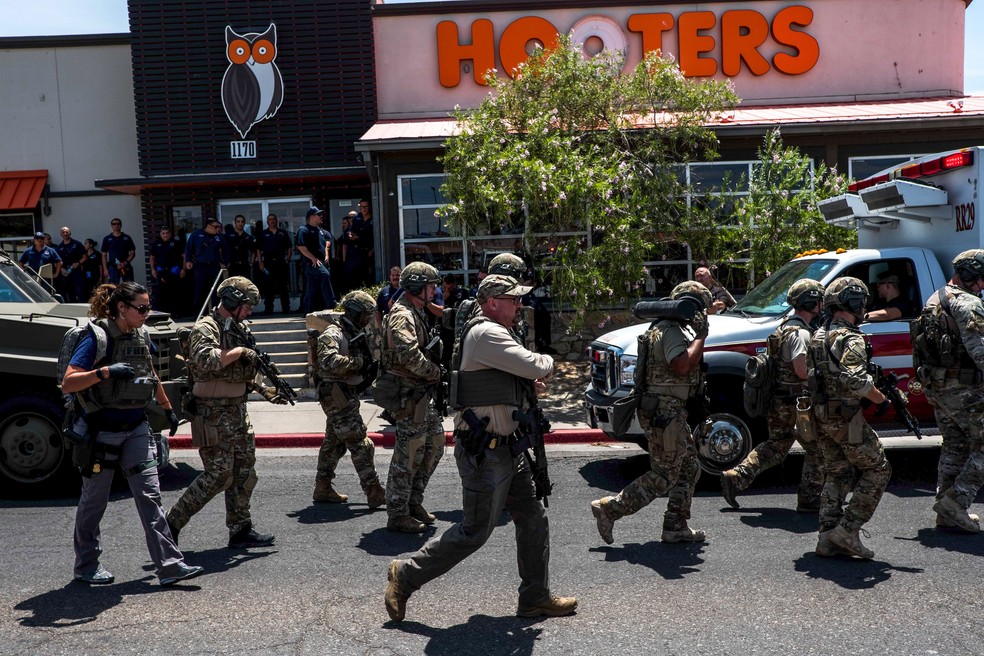 Forças de segurança respondem aos tiros no centro comercial em El Paso, no Texas, neste sábado (3). — Foto: Joel Angel Juarez/AFP