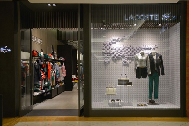 Nova vitrine da Lacoste no shopping Iguatemi, em São Paulo (Foto: Divulgação)
