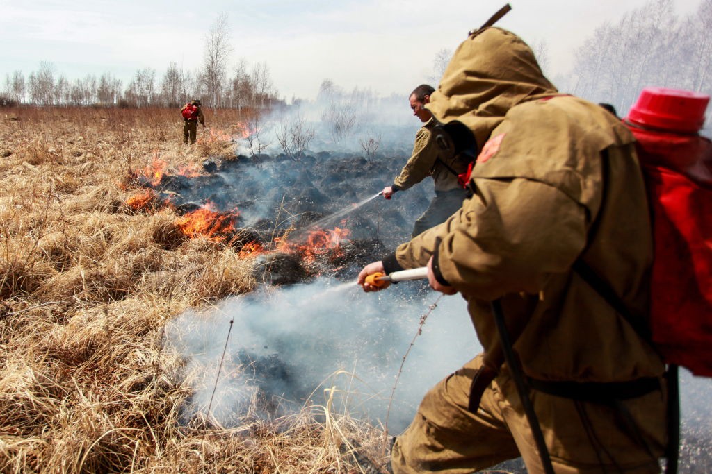 IRKUTSK REGION, RUSSIA - APRIL 29, 2019: Firemen fighting a wildfire near the village of Revyakina. Kirill Shipitsin/TASS (Photo by Kirill Shipitsin\TASS via Getty Images) (Foto: Kirill Shipitsin/TASS)