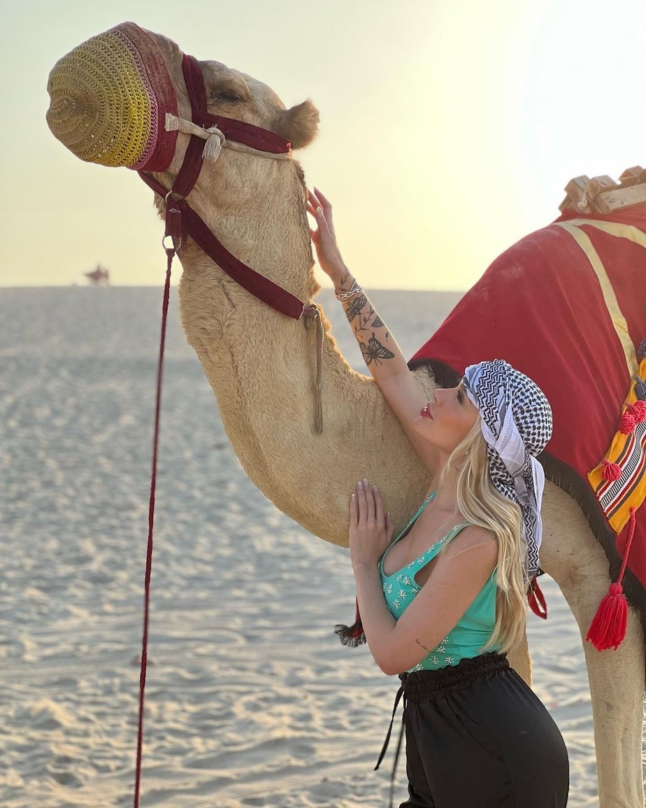 Karoline Lima passeia de camelo no Qatar