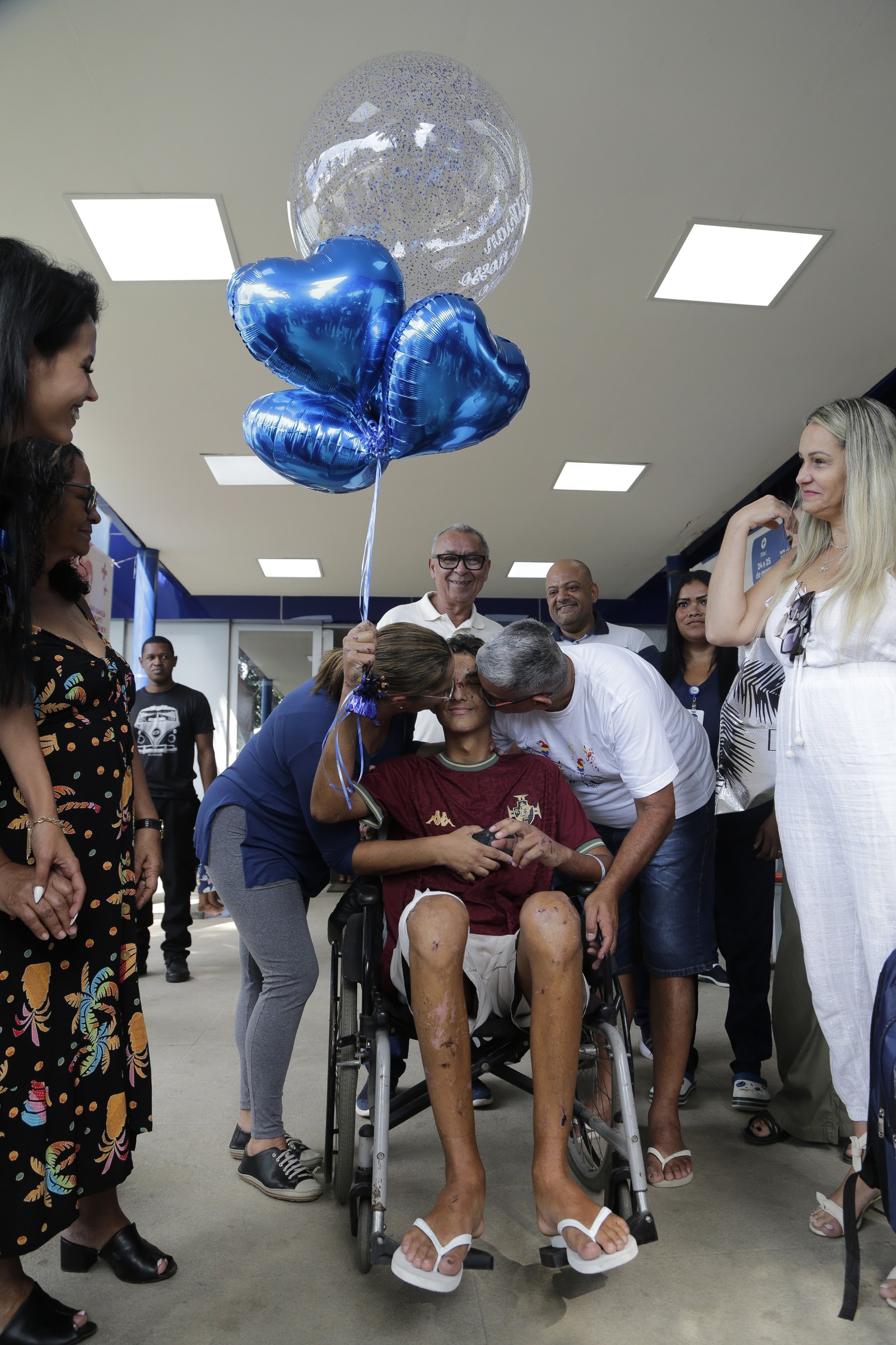 Christhian, que recebe o beijo da avó Valéria: "Vamos dedicar nossa vida a ele", afirma. — Foto: Roberto Moreyra / Agência O Globo
