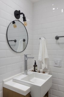 Elementos naturais também são encontrados nos banheiros, como os canos que substituem os acessórios de metal. Projeto da arquiteta Tatiane Waileman 