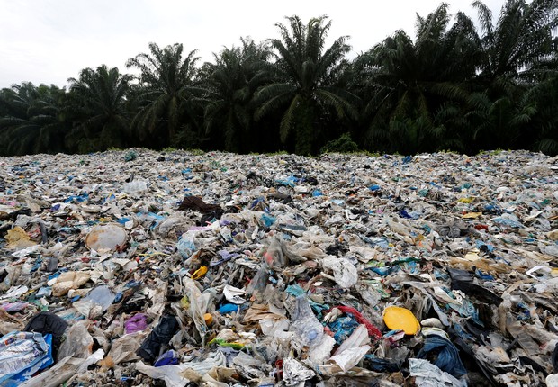 Lixo descartado ilegalmente na Malásia deve ser devolvido, segundo ministra  (Foto: Reuters)