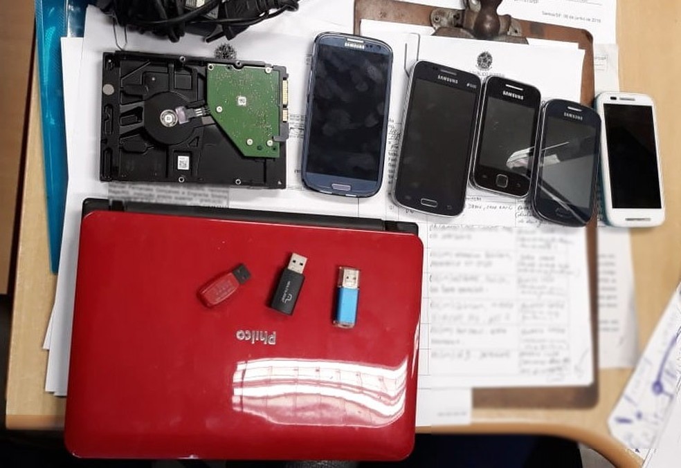Celulares, computadores e pen drives foram apreendidos pela Polícia Federal durante cumprimento de ordem da Justiça em Santos, SP (Foto: G1 Santos)