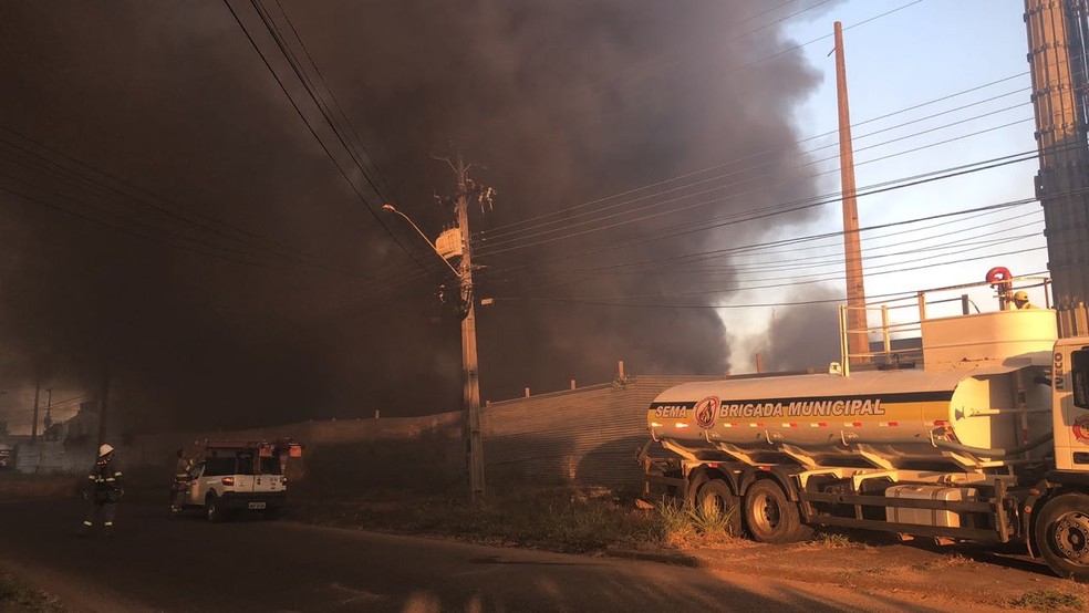 Brigada Municipal e Corpo de Bombeiros trabalham contra as chamas. (Foto: Aléxia Letícia/G1)