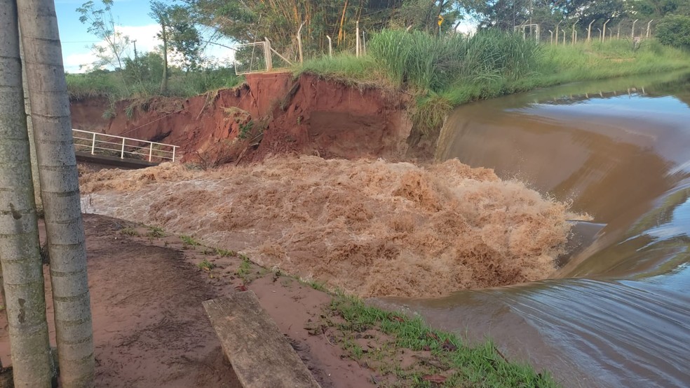 Após chuva intensa, Balneário Municipal de Quatá (SP) rompeu — Foto: Defesa Civil/Divulgação