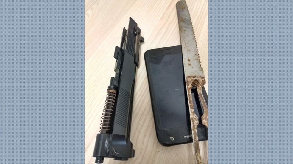 Suspeito usava uma arma falsa, em Vila Velha — Foto: Reprodução/ TV Gazeta
