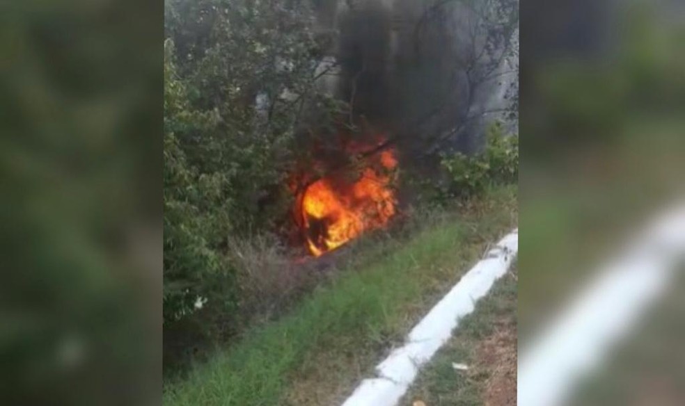 Casal morre carbonizado após carro descer ribanceira e pegar fogo no Ceará — Foto: Reprodução