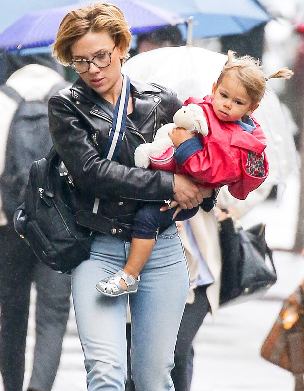Scarlett Johansson e a filha, Rose (Foto: Grosby Group)