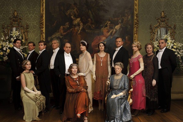 O ator Rob James-Collier com seus colegas de elenco em Downton Abbey (Foto: Reprodução)