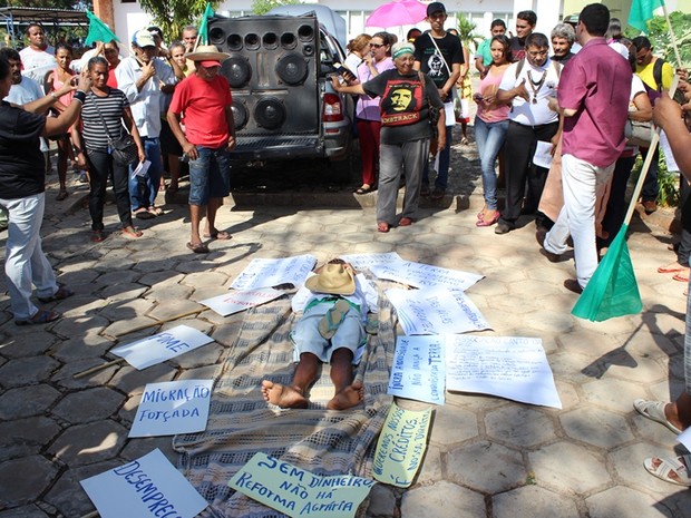 Movimento contou com apresentação teatral durante protesto em Teresina (Foto: Gil Oliveira/ G1)