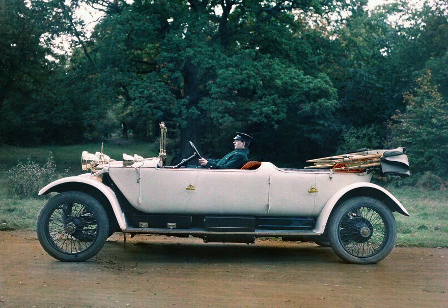Homem dirige um automóvel da marca Lanchester em 1913 (Foto: Reprodução)