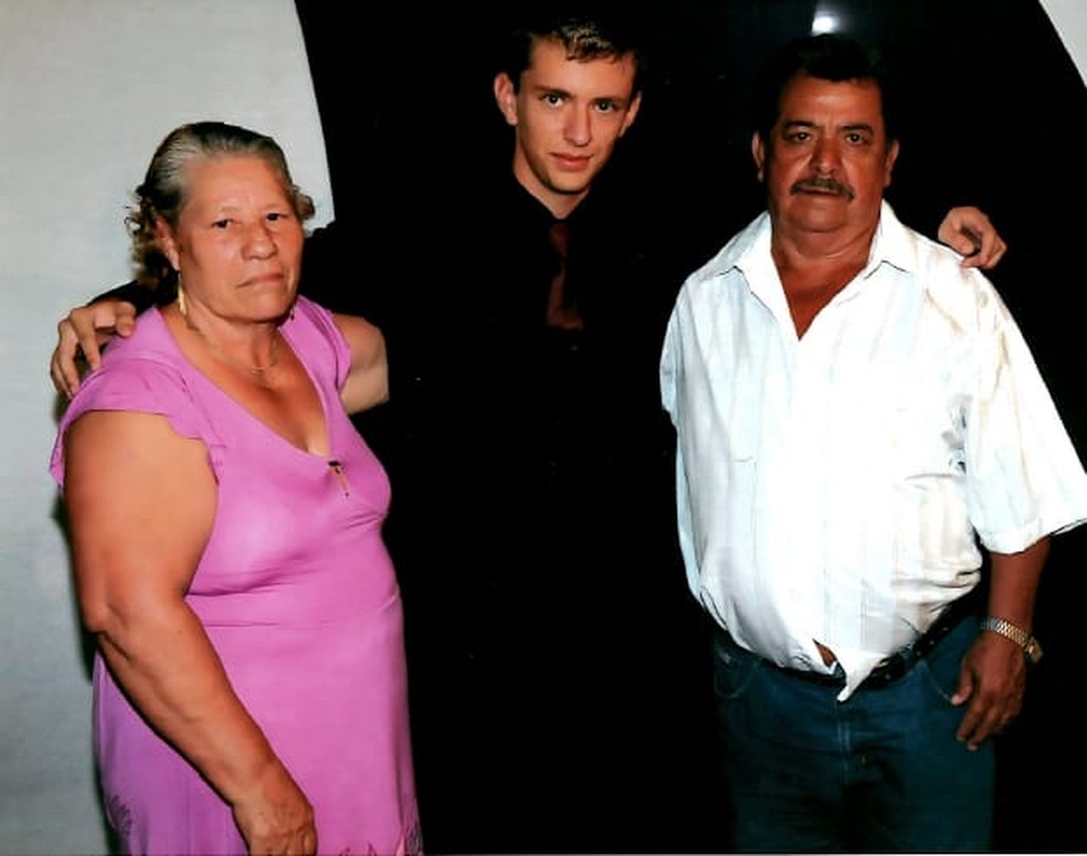 Izaiano ao lado dos avós Joaquim e Maria — Foto: Arquivo pessoal