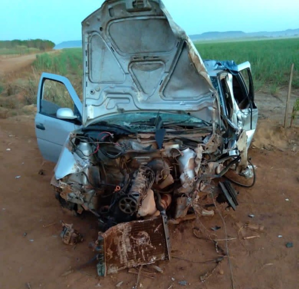 Pessoas que passaram pelo local do acidente furtaram peças do carro — Foto: Divulgação