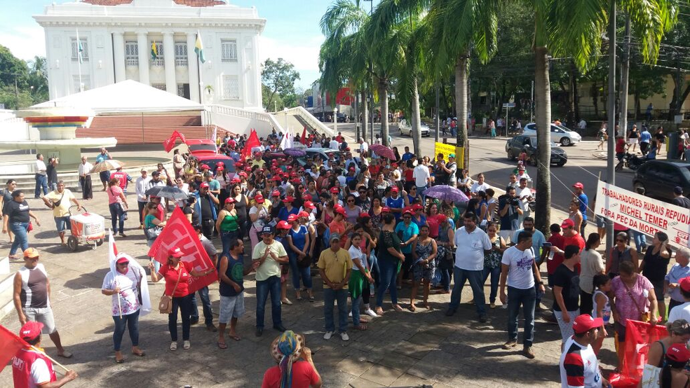 Sindicalistas fazem protesto em frente do Palácio Rio Branco neste sexta-feira (31) (Foto: Iryá Rodrigues)