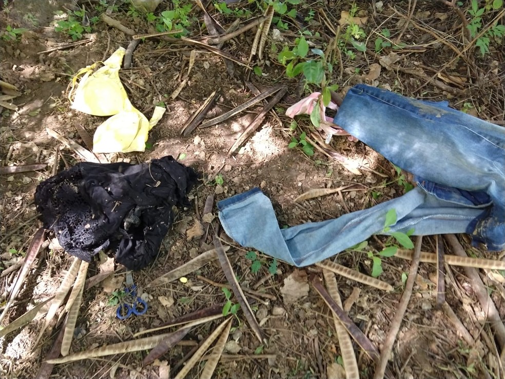 Roupas foram encontradas a poucos metros do corpo — Foto: Polícia Civil / Divulgação