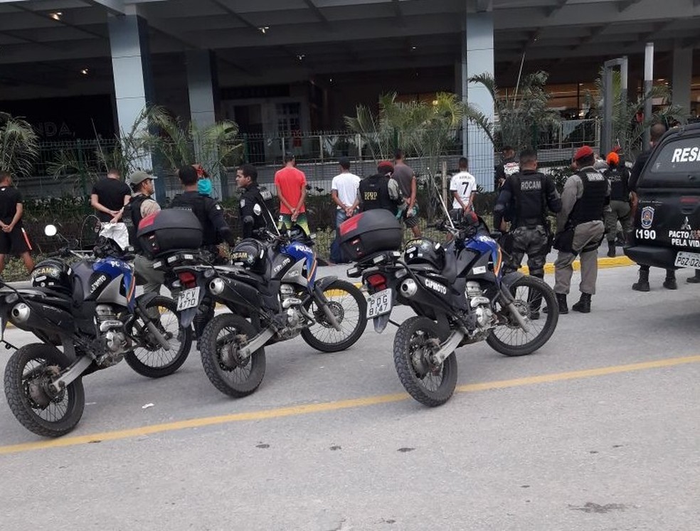 Policiais militares abordam grupo de jovens na entrada do Patteo Olinda Shopping, em Olinda (Foto: ReproduçãoWhatsApp)