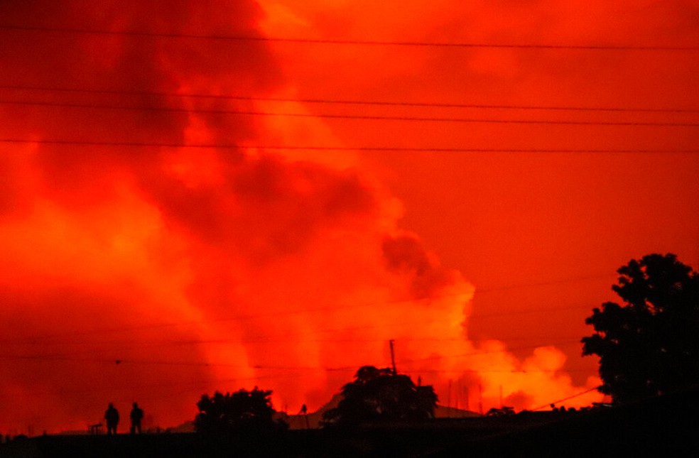 Céu na cidade de Goma, na República Democrática do Congo, ficou vermelho na noite de sábado (22), após erupção do vulcão Nyiragongo — Foto: Justin Kabumba/AP