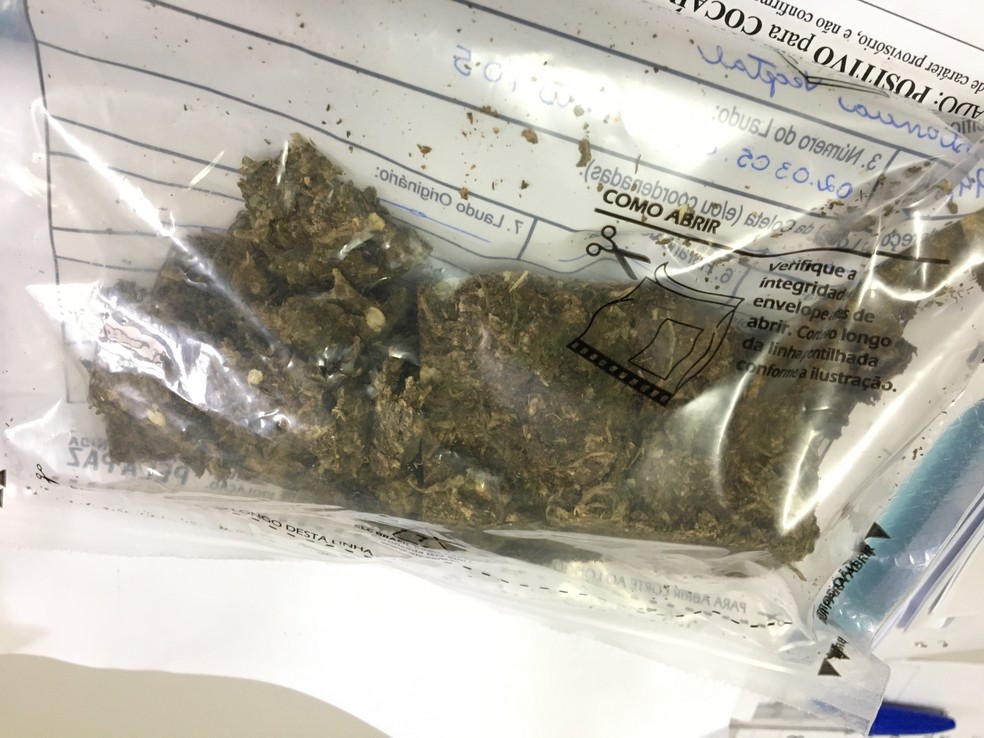 Mulher foi detida após tentar entrar com droga nas parte íntimas em presídio de Campina Grande — Foto: Felipe Valetim/TV Paraíba