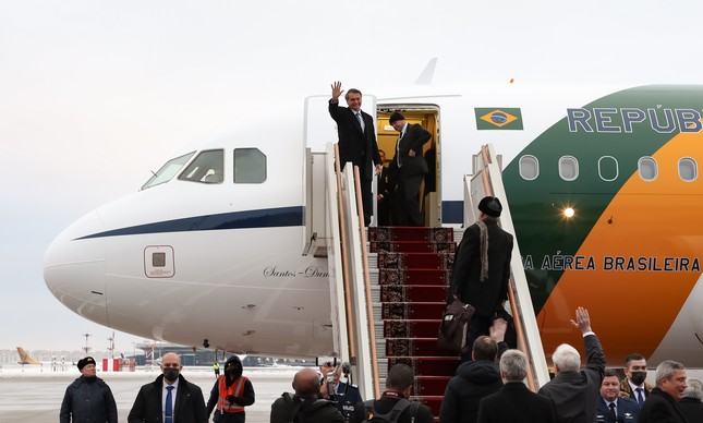 Bolsonaro embarca no avião presidencial em Moscou, na Rússia, rumo a Budapeste, na Hungria, em fevereiro