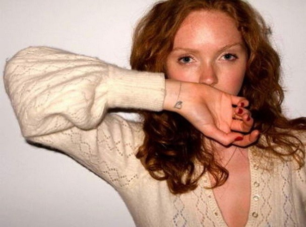 A modelo Lily Cole e sua tatuagem de coração (Foto: Reprodução) A modelo Lily Cole e sua tatuagem de coração (Foto: Reprodução)