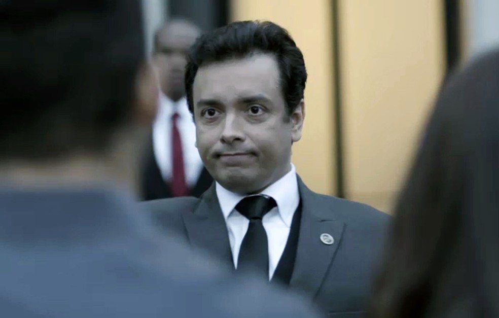 Nelito ajuda Júlio  (Foto: TV Globo)