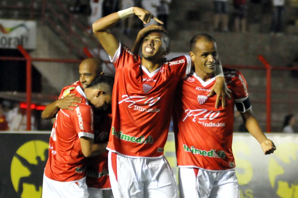 Rivaldinho e o pai, Rivaldo, marcaram gols no mesmo jogo, pelo Mogi Mirim, em 2015 (Foto: Léo Santos/Agência Estado)