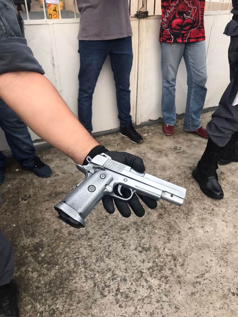 Uma arma de brinquedo foi apreendida pela polícia — Foto: Jucélio Paiva/Rede Amazônica 