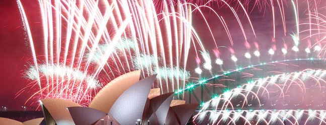Fogos de artifício do réveillon 2023 iluminam o céu do Sydney Opera House, em Sydney, na Austrália — Foto: David Gray / AFP