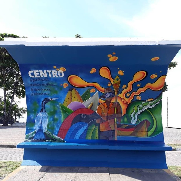 Artistas colocam artes em pontos de ônibus em cidade litorânea (Foto: Divulgação)