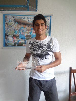 Andrey Coutinho com a Taça de melhor jogador de Julho (Foto: GLOBOESPORTE.COM)