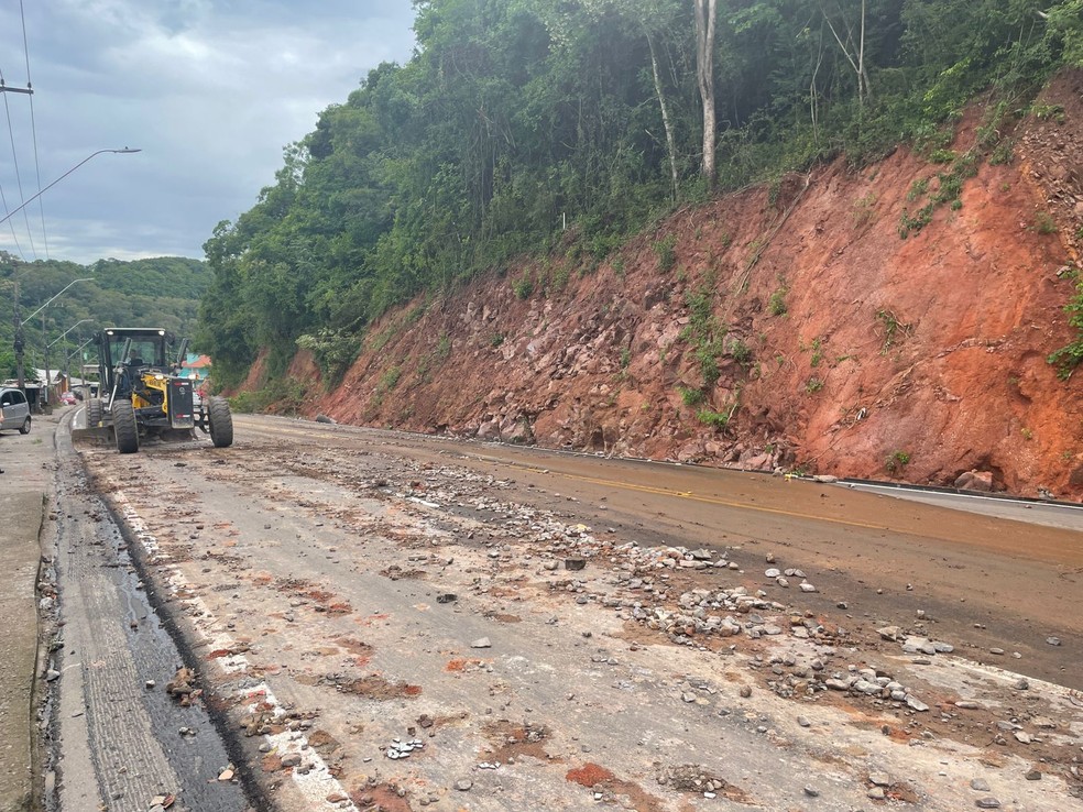 Equipes da prefeitura trabalharam na retirada de pedras da pista — Foto: Débora Padilha/RBSTV