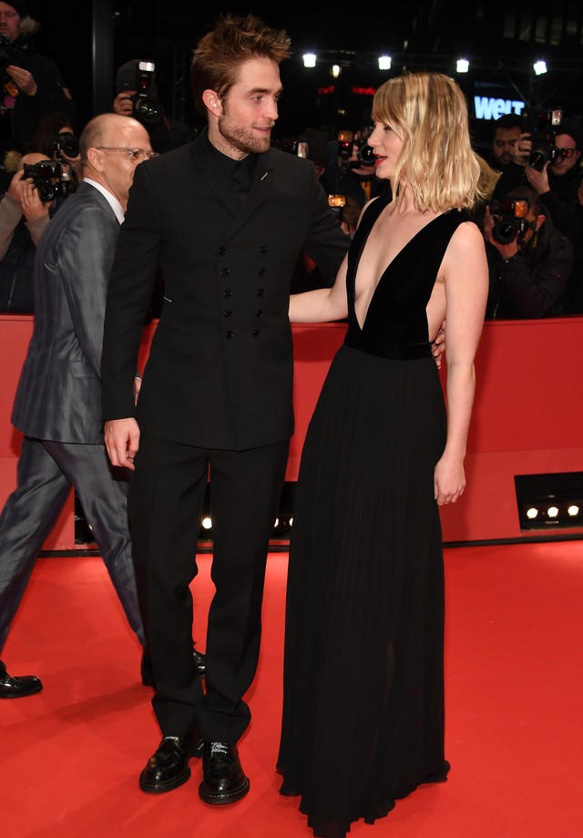 Mia Wasikowska cruzou o red carpet ao lado de Robert Pattinson  (Foto: Getty Images)