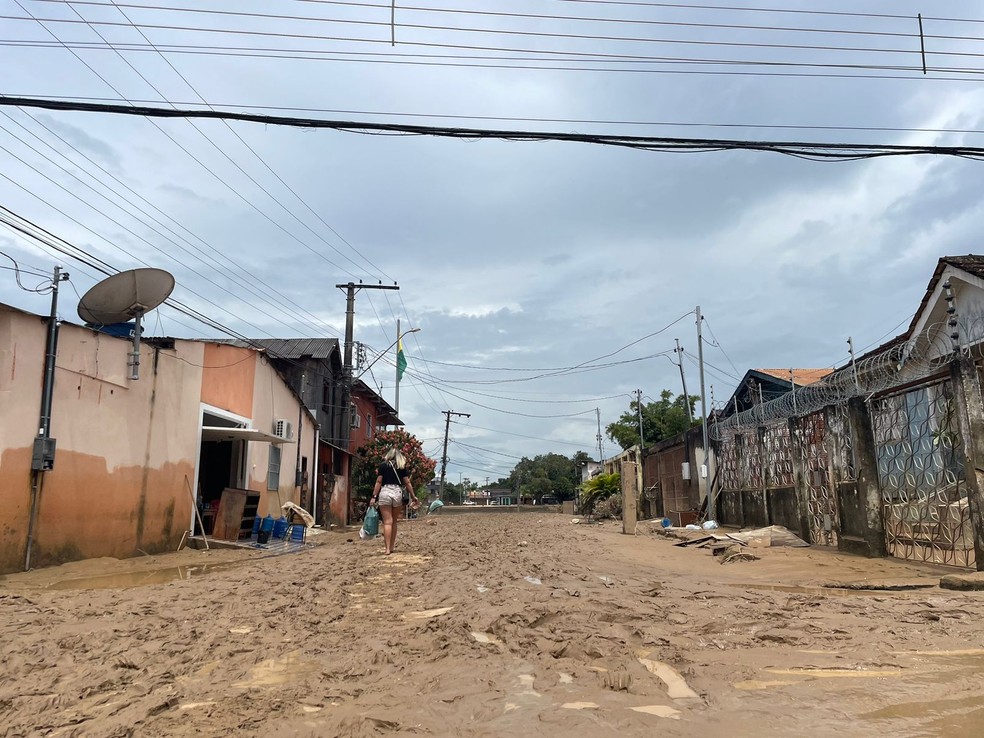 Famílias começam a voltar para casa após Rio Acre começar a vazar — Foto: Ana Paula Xavier/Rede Amazônica Acre