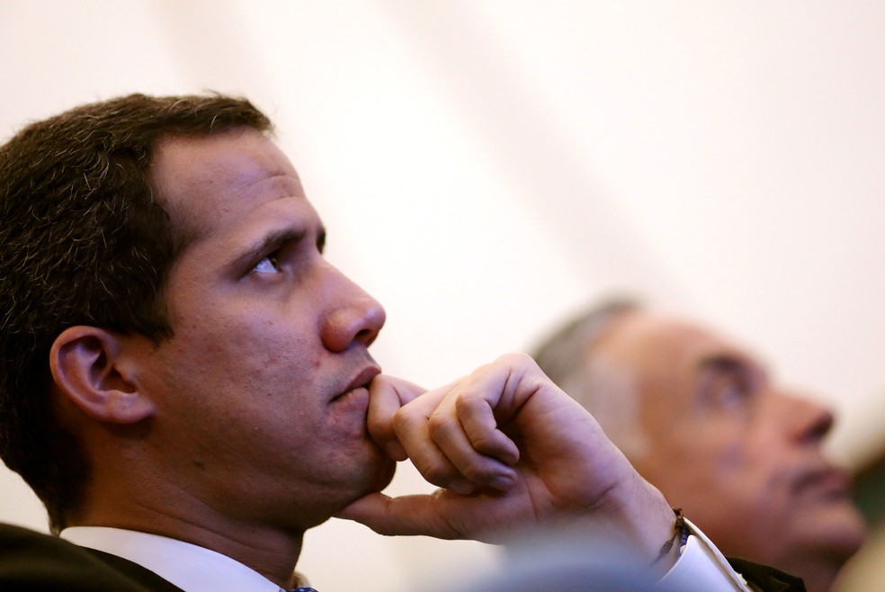 Líder da oposição e presidente da Assembleia Nacional, Juan Guaidó, participa de reunião em Caracas, na quinta-feira (16)   — Foto: Manaure Quintero / Reuters