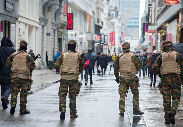 Militares patrulham a Rue Neuve, um dos principais centros comerciais de Bruxelas, na Bélgica (Foto: Agência EFE)
