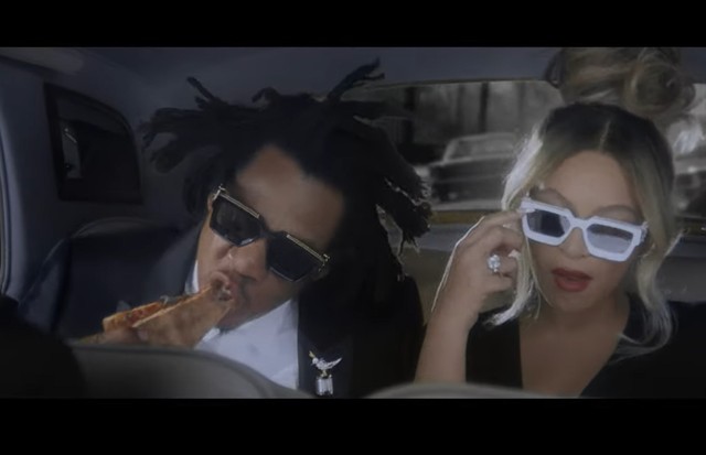Beyoncé e Jay-Z se deliciam com um pedaço de pizza no novo vídeo Date Night (Foto: Reprodução )