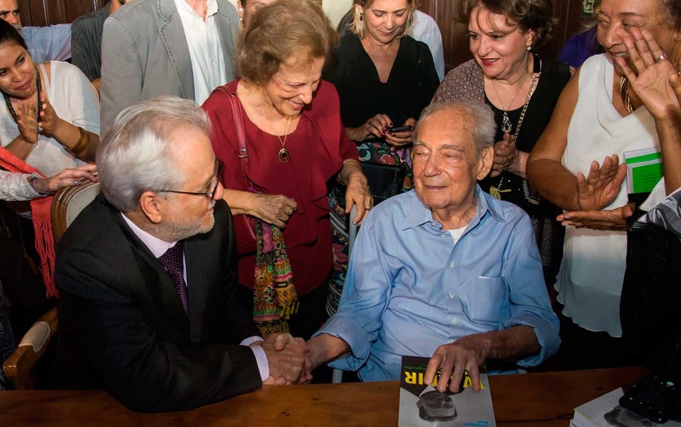 Waldir Pires junto ao jornalista Emiliano José, quem escreveu a biografia biografia do político (Foto: Divulgação/Michele Brito)