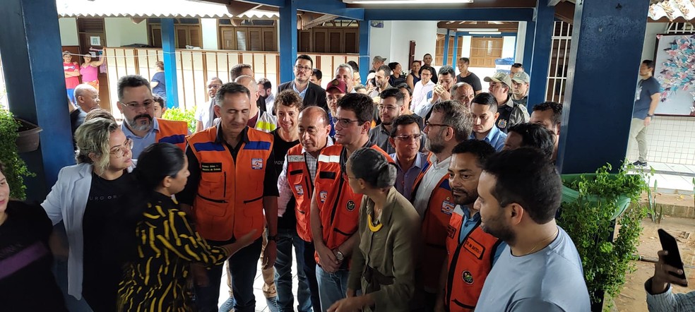 Comitiva visita escola que serve de abrigo para atingidos pela cheia — Foto: Aline Nascimento/g1