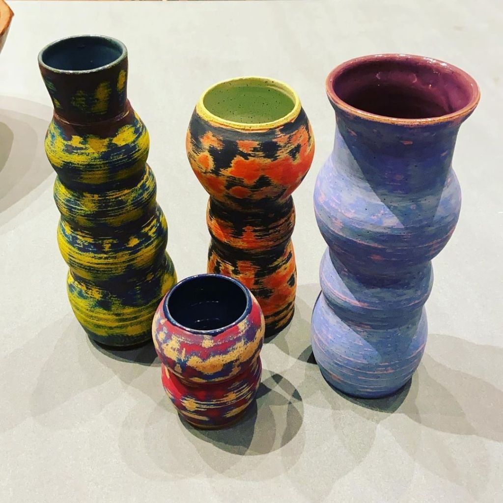 Os vasos de Rogen possuem cores e formas psicodélicas, que chamam a atenção dos internautas (Foto: Divulgação)