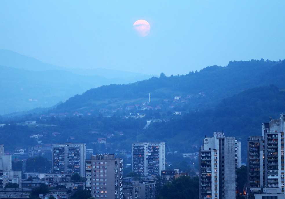 Lua de Sangue no cÃ©u de Zenica, na BÃ´snia (Foto: Dado Ruvic/AFP)