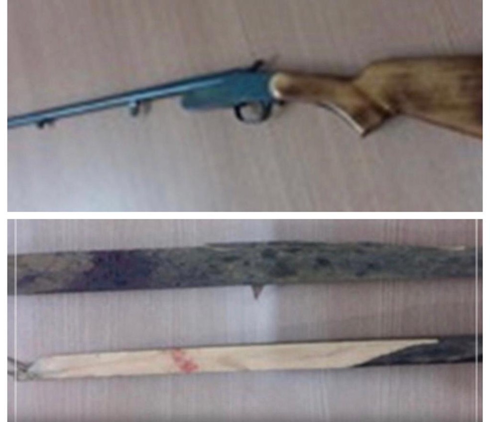 Arma e pedaços de pau encontrados na casa do suspeito em Espigão, RO — Foto: 4ºBPM/Divulgação 