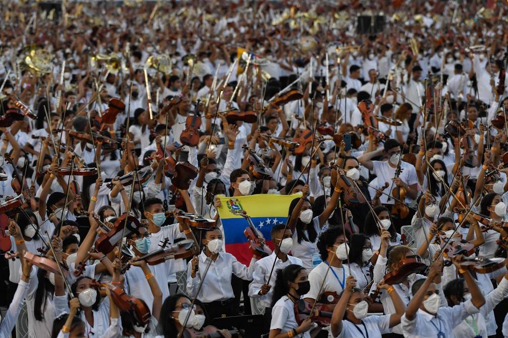 Orquestra da Venezuela tenta recorde de maior do mundo ao tocar com 12 mil músicos; recorde anterior é russo com cerca de 8 mil  — Foto: Federico Parra/AFP