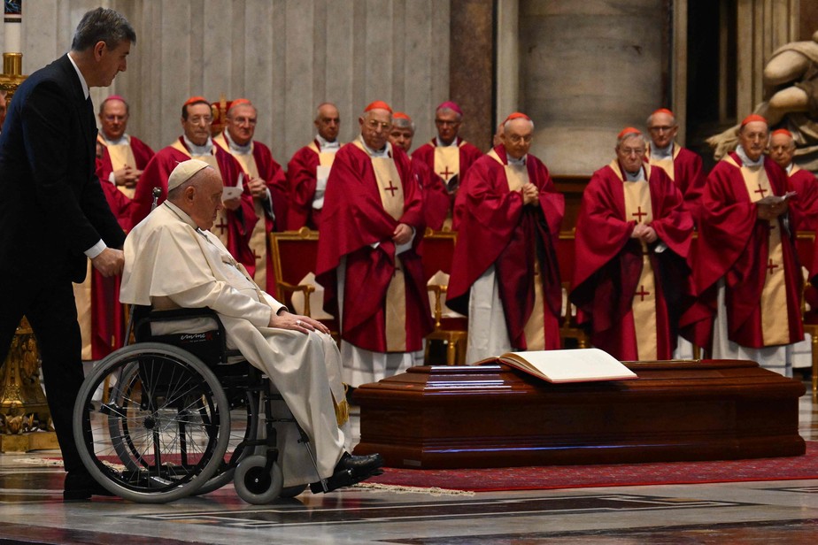 Vaticano realiza funeral para cardeal George Pell, que foi preso em 2019 por abuso sexual de menores.