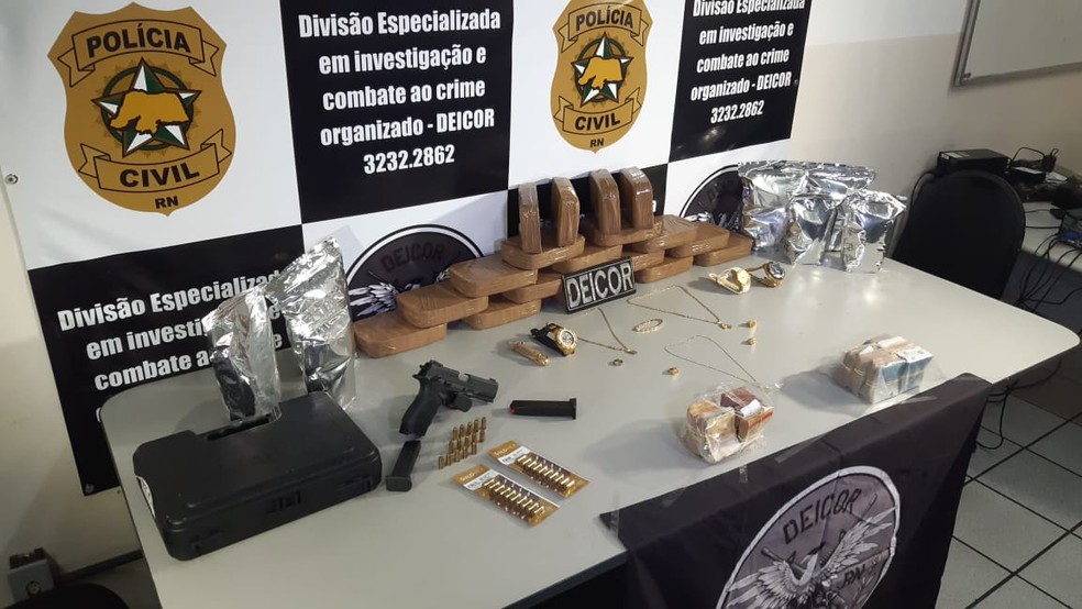 Drogas, armas e outros materiais apreendidos com traficantes presos em Natal — Foto: Sérgio Henrique Santos/Inter TV Cabugi