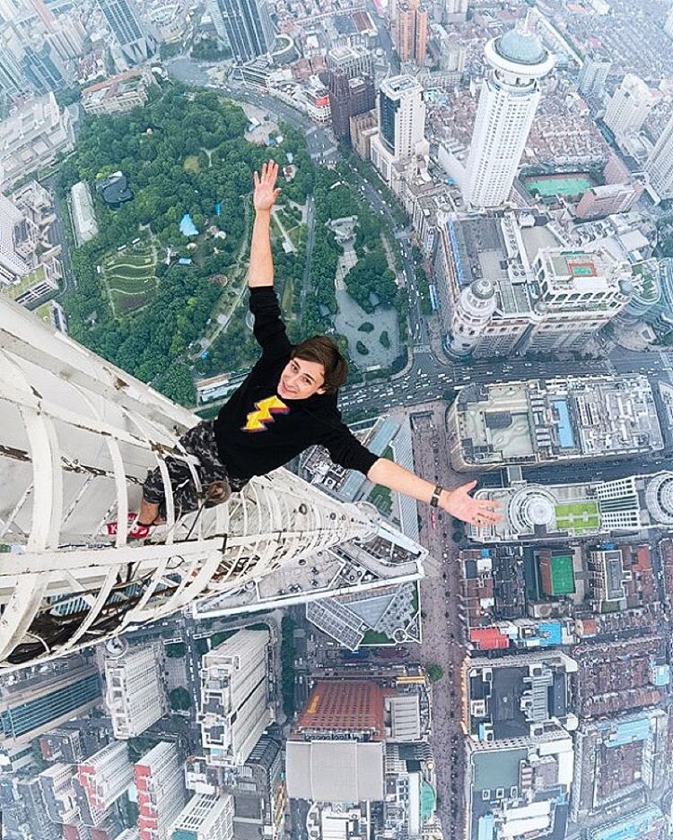  Alexander em uma torrem em Hong Kong: dando uma descansada? (Foto: Reprodução)