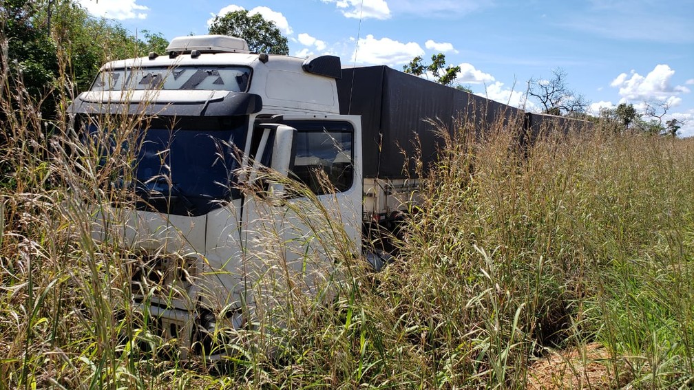 Carreta invadiu matagal após batida — Foto: Blogbraga/ Repórter Ivonaldo Paiva